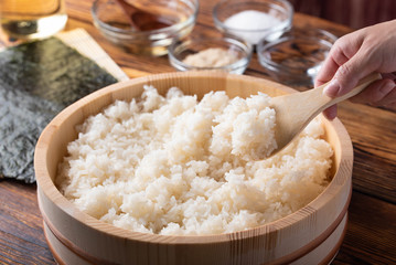 Gordijnen Sushi bar Sushirijst in houten kom met ingrediënten  © ahirao