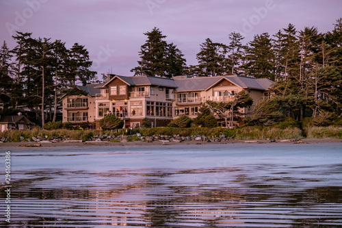 Fotografie Tofino Vancouver Island, sunset at cox bay with surfers by the ocean during fall