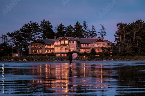 Quadro su tela Tofino Vancouver Island, sunset at cox bay with surfers by the ocean during fall