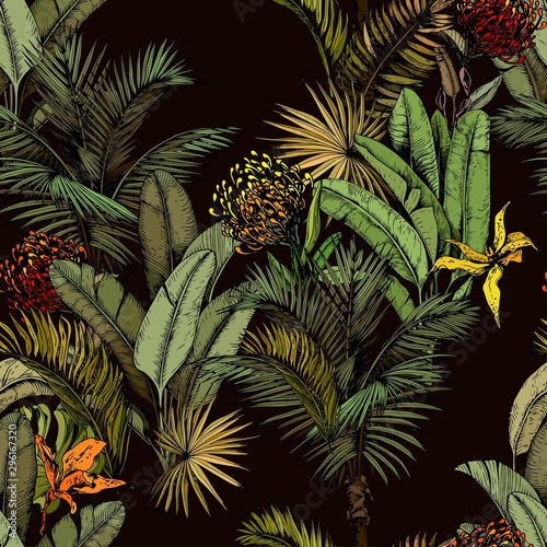 Nahtloses Muster mit grünen tropischen Blättern und exotischen Blumen. Handgezeichnete Vektor-Illustration auf schwarzem Hintergrund.