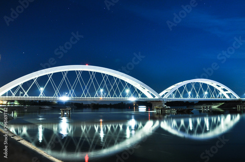 a bridge photographed on a long exposition where the bridge is not entirely focused gives the Emperor night photographs and the power of photographers and knowledge