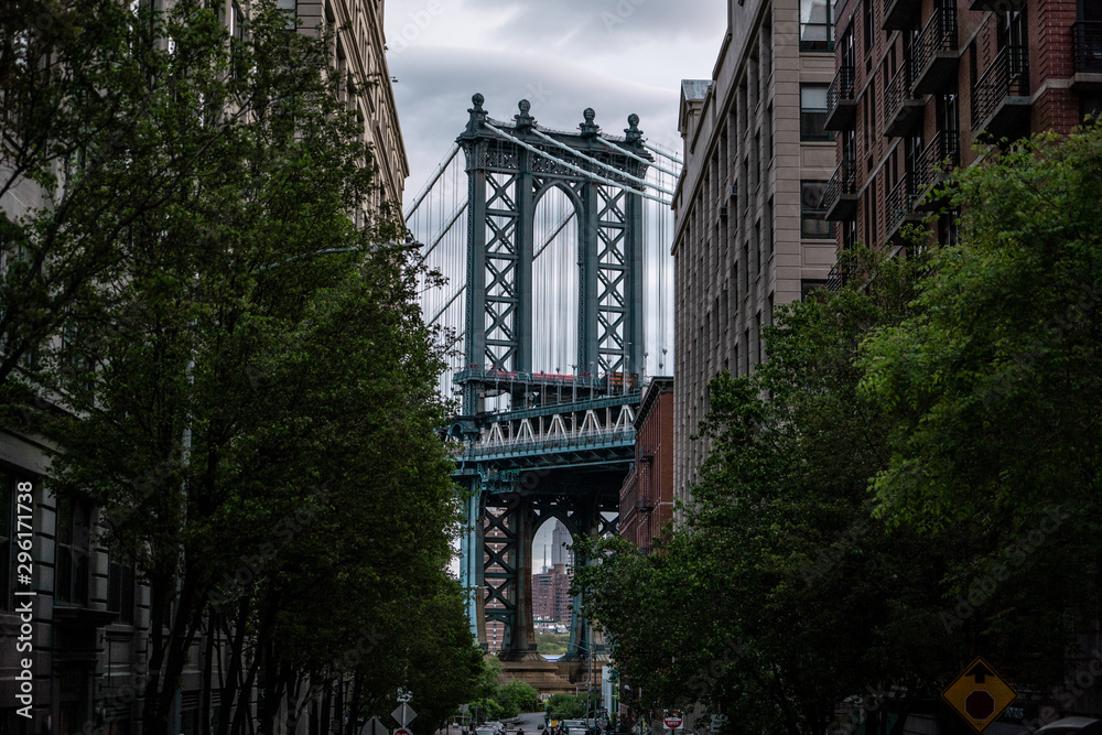 Φωτογραφία View of one of the towers of the Manhattan Bridge from the streets of the DUMBO