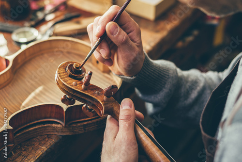 Fotografia Luthier repair violin in his workshop