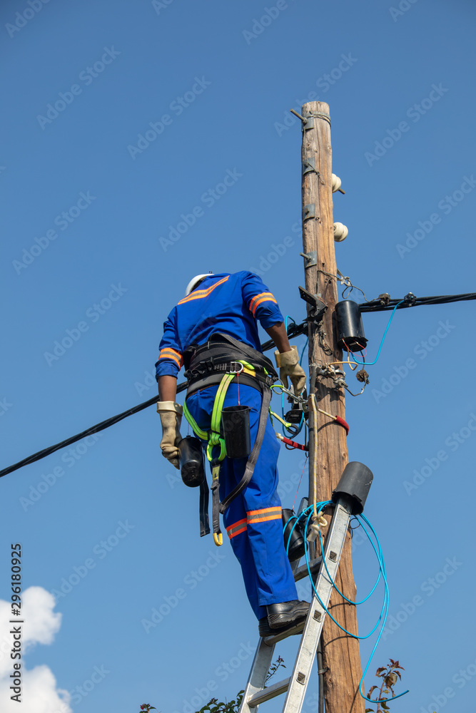 Obraz premium African electrician
