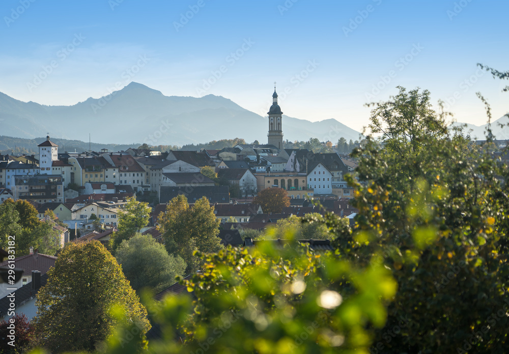 Traunstein in Bayern (Nähe Chiemsee) - Panoramablick mit Ortskern und Bergen