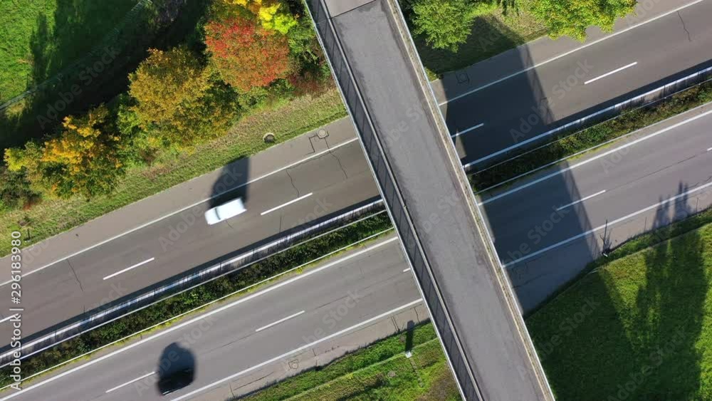 Teilstück einer Autobahn im Herbst
