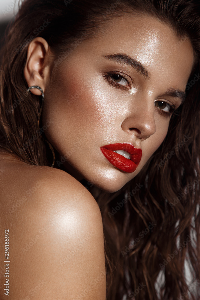 Beautiful sexy girl with bright makeup, red lips, wet hair. Beauty face.  foto de Stock | Adobe Stock