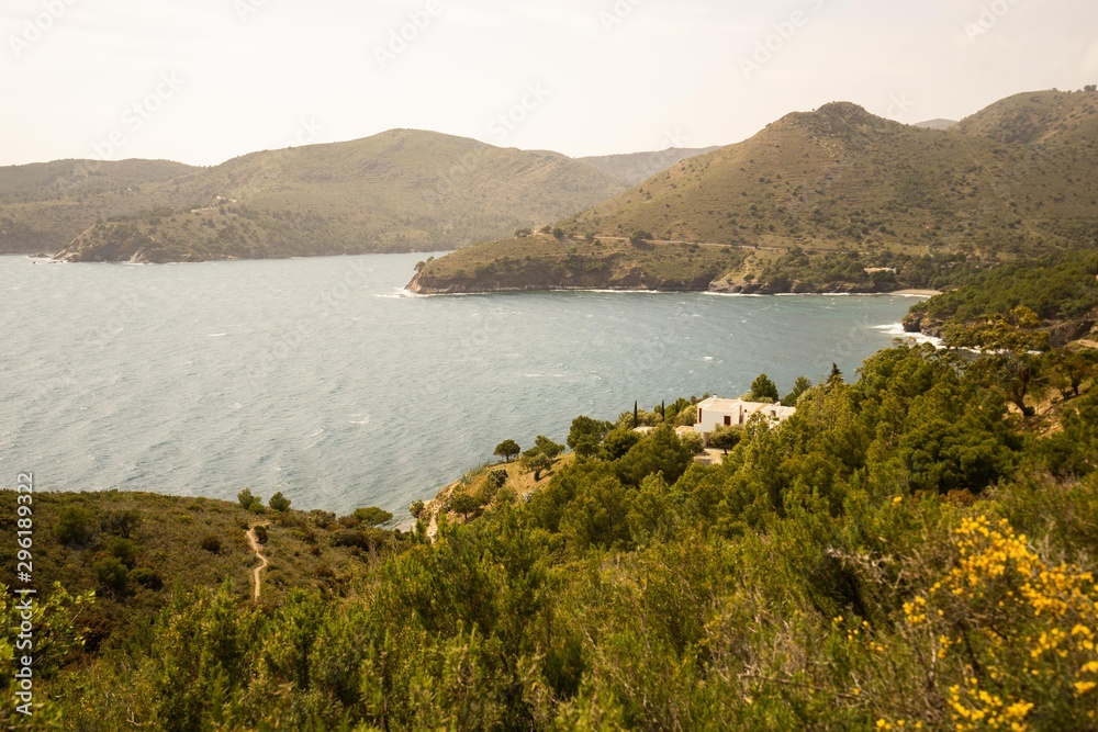 Maison blanche en bord de mer en Espagne