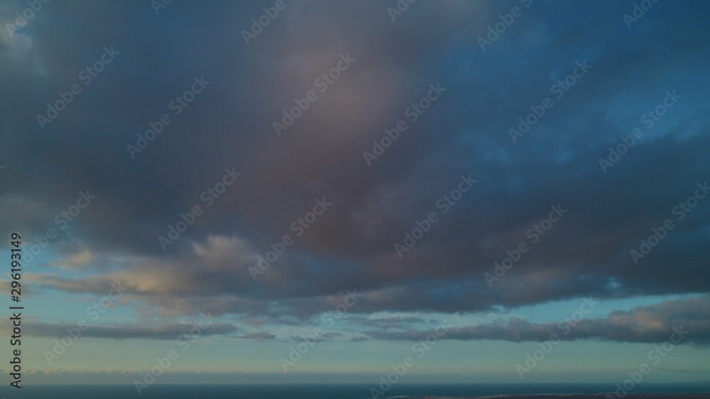 Obraz premium sunset stroking the clouds the sky the earth and the sea