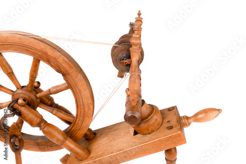 Φωτογραφία Old wooden yarn spinning wheel isolated on a white background