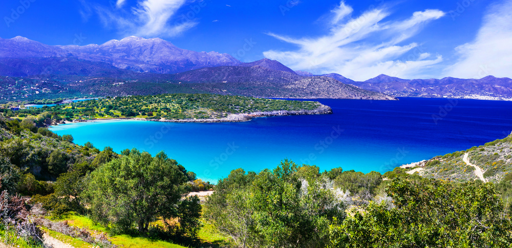 Najpiękniejsze plaże na Krecie - zatoka Istron w pobliżu Agios Nikolaos, Grecja <span>plik: #296200934 | autor: Freesurf</span>