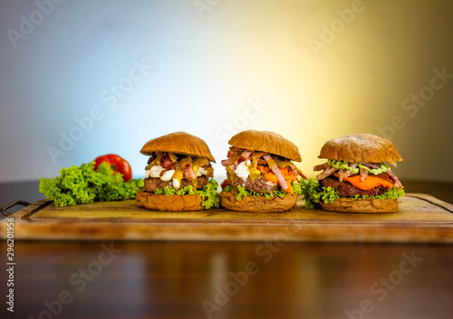 3 hamburgueres artesanais photo
