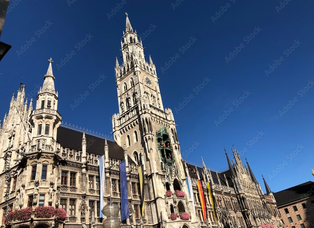 Fototapeta premium Rathaus mit Glockenspiel am Marienplatz in München