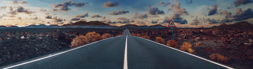 Sierkussen Geel Schilderachtige weg door Lanzarote natuurpark  © C.Castilla