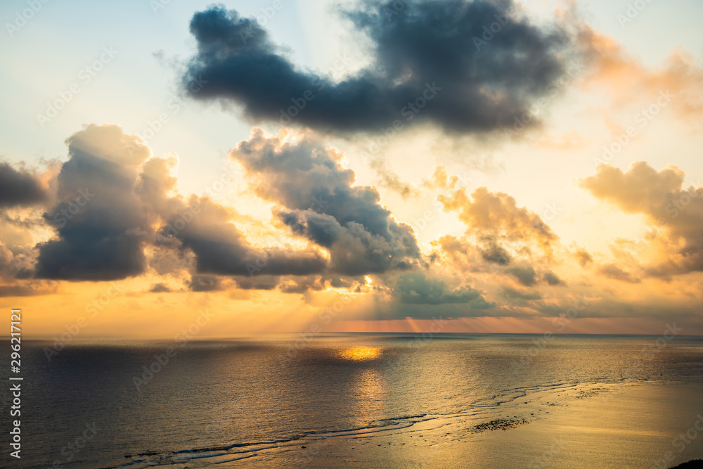 Fototapeta premium 早朝の宮古島 The sky at daybreak in Miyakojima Island, Okinawa.
