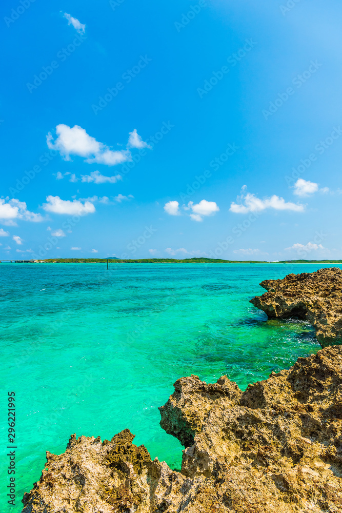 Fototapeta premium 美しい宮古島の海 Beautiful beach in Miyakojima Island, Okinawa.