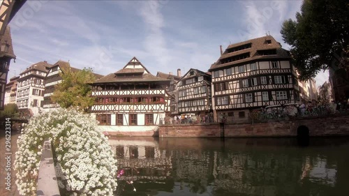 フランス・プティットフランスのにぎやかな街の様子