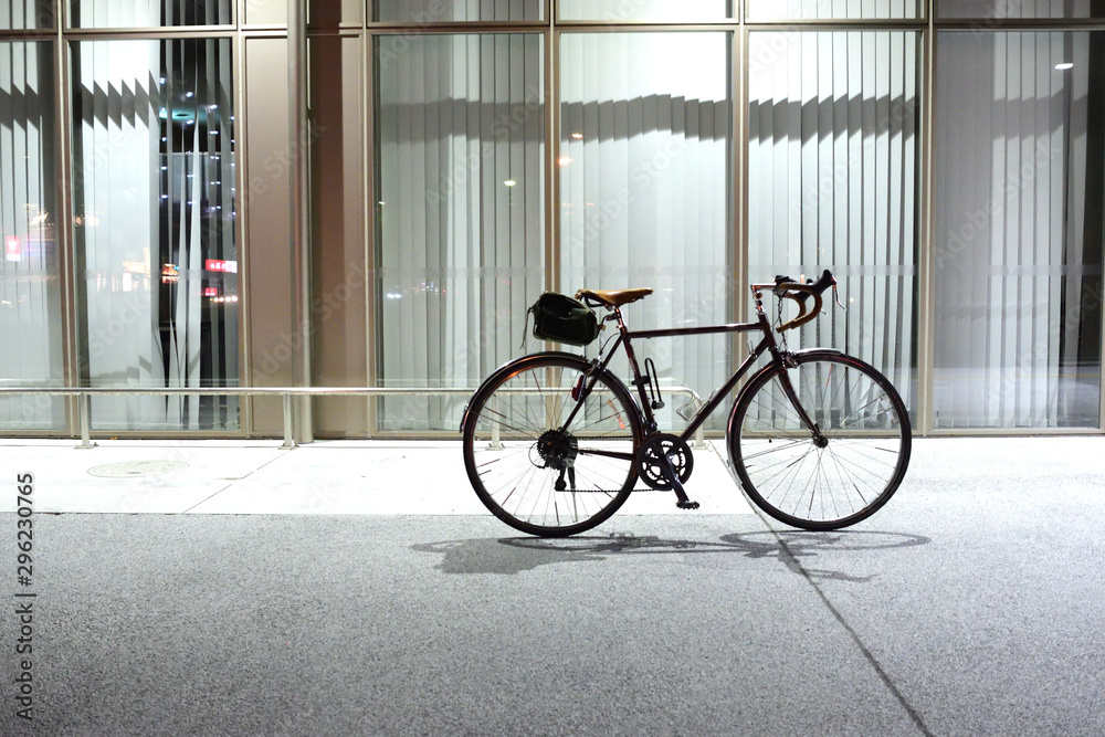 夜のビルの前の自転車