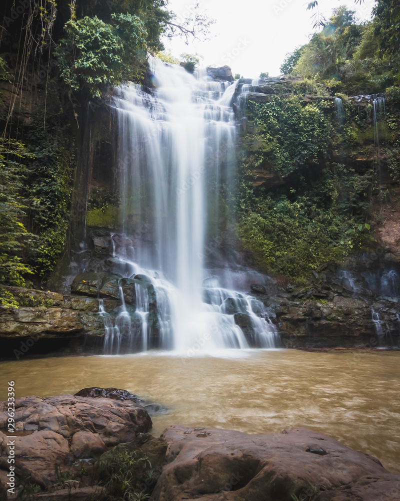 Obraz premium cascada con efecto de seda en el agua