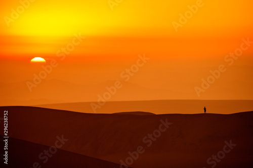 Sunset Ica Pérú - Orange Background - People - Inside Mind © Carlos Aguilarv