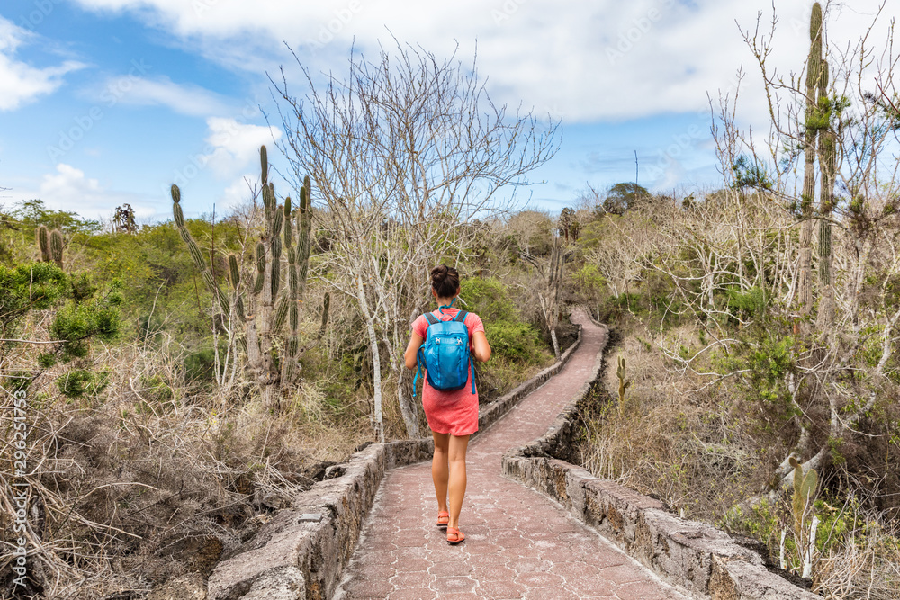 Fototapeta premium Turysta z Wysp Galapagos eksplorujący dziką przyrodę i ekoturystykę, spacerujący ścieżką do plaży Tortuga Bay na wyspie Santa Cruz. Kobieta na wyspach Galapagos podróżuje na wakacje.