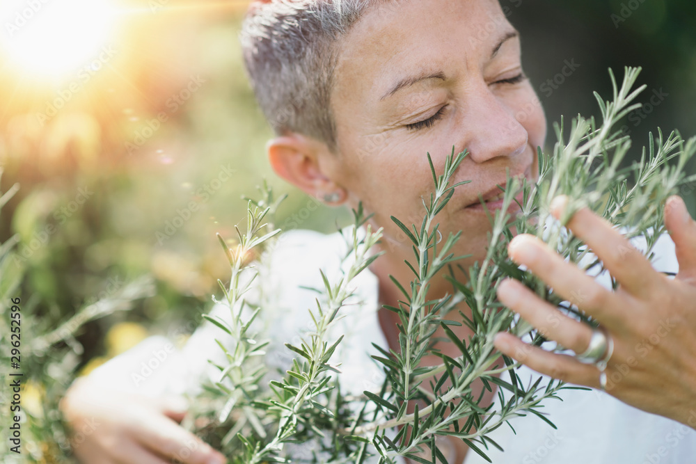 Φωτογραφία Wellbeing in Nature. Woman Enjoying the scent of Rosemary