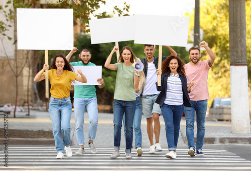 Φωτογραφία Emotional young woman with megaphone leading demonstration outdoors