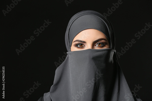 Beautiful Muslim woman on d...