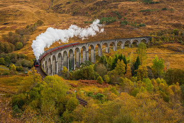 Keuken achterwand Glenfinnanviaduct Stoomtrein op Glenfinnan viaduct in herfst  © Shu