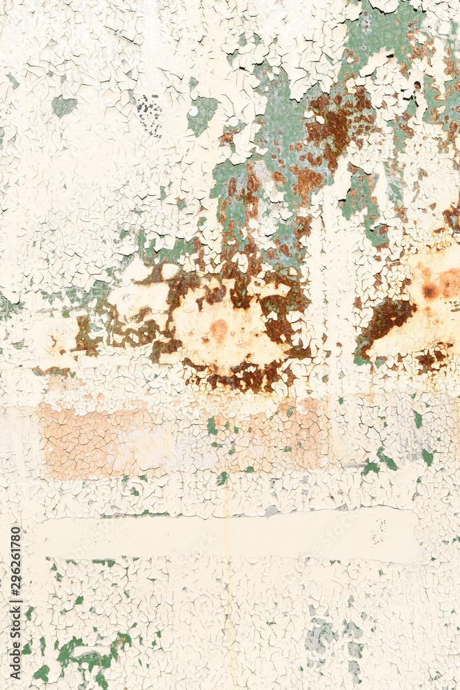 塗装が劣化した古い壁