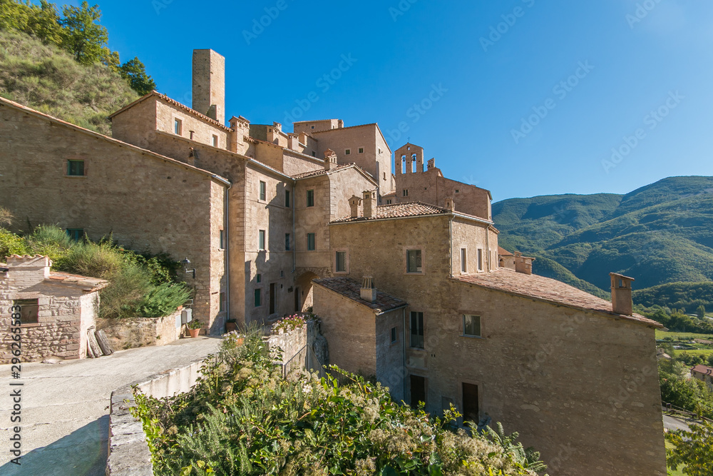 Castello di Postignano è un antico borgo medievale nel cuore della Valnerina in Umbria, riportato alla vita da uno straordinario lavoro di restauro.