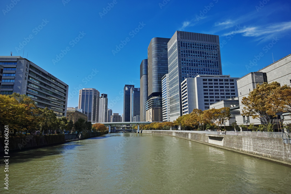 Fototapeta premium 水都大阪 淀屋橋から見る土佐堀川とビル群