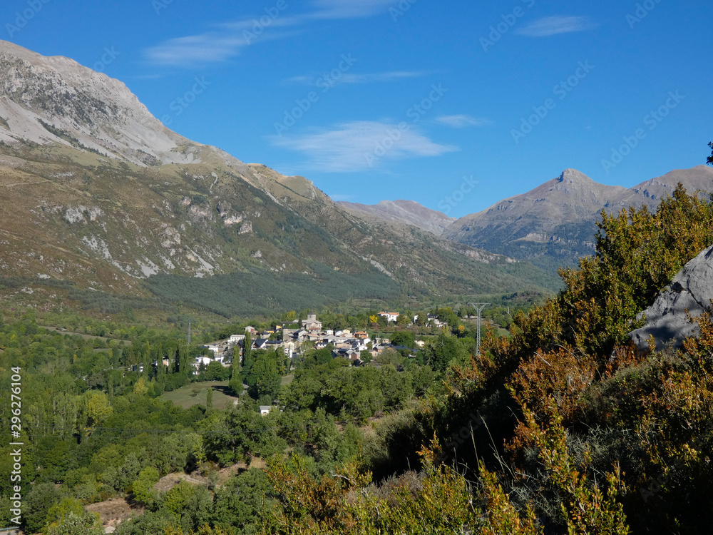 Pueblo de chía en medio del pirineo de Huesca, Aragón, España, en medio de altas montañas del Pirineo muy cerca con la frontera francesa.