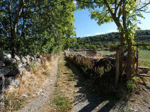 Camino de Montaña en los inicios del otoño; Camino en los pirineos de Huesca, Aragón, España