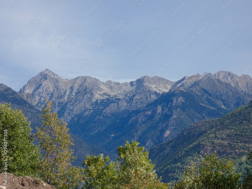 Paisajes del Pirineo de Huesca, Aragón, España, paisajes de montaña en los inicios del Otoño