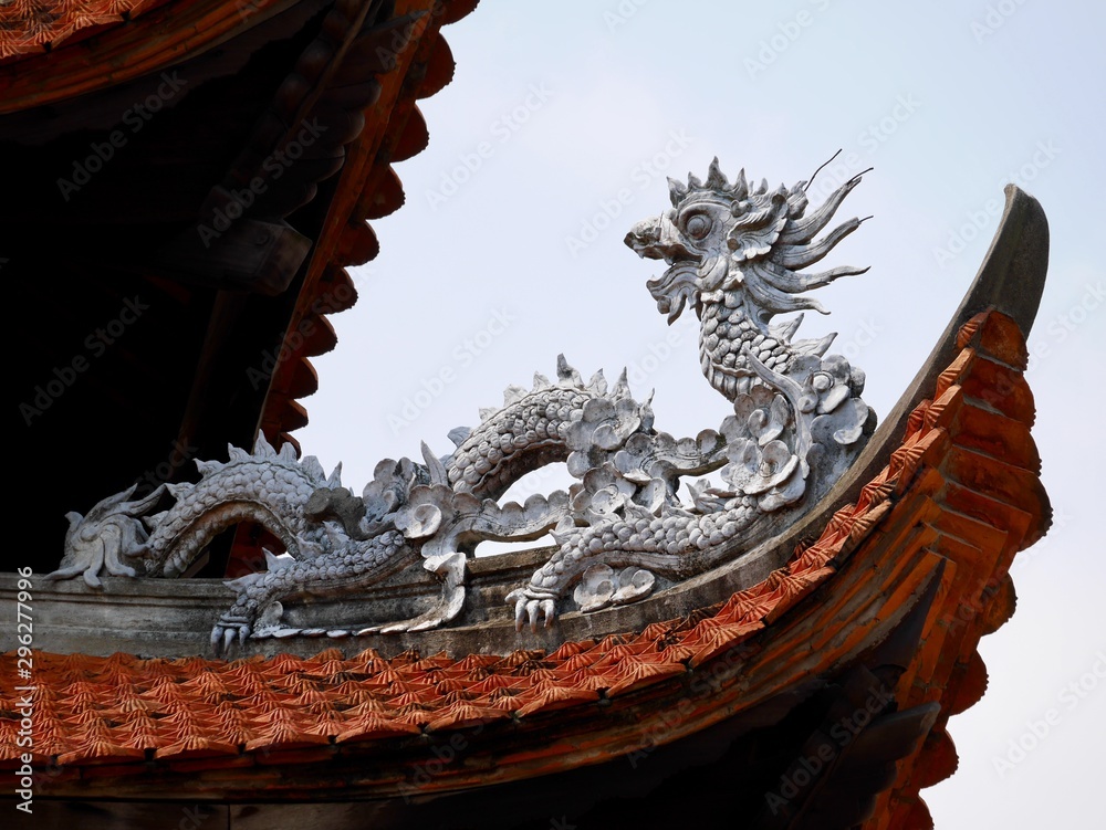 Fototapeta premium chinese dragon on the roof