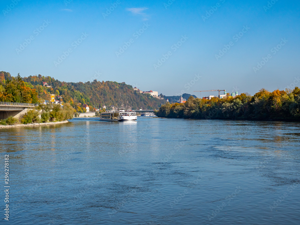 Schiff auf der Donau im Donautal Schiff auf der Donau im Donautal