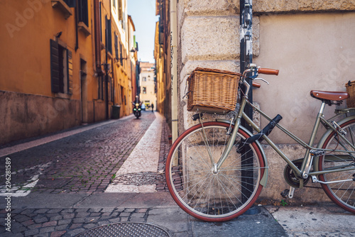 Fototapeta Naklejka Na Ścianę i Meble -  Bicycle with a basket in Italy