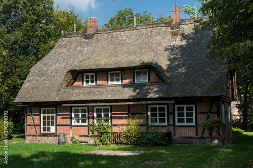 Fachwerk-Reetdachhaus im Heidedorf Wilsede (Ortsteil von Bispringen) im Heidekreis im Naturschutzgebiet Lüneburger Heide in Niedersachsen in Deutschland.