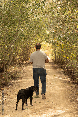 Hombre paseando con su perro. © Lola Fdez. Nogales