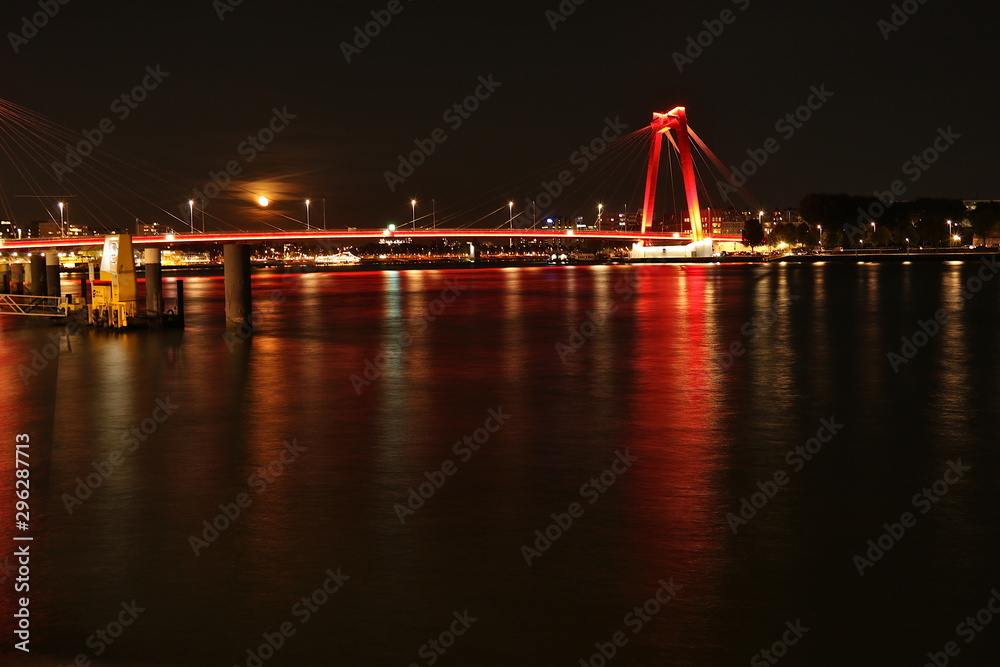 Willemsbrücke in Rotterdam bei Nacht