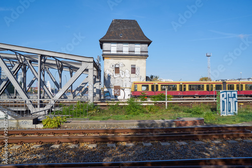 Berliner S-Bahn zur Überfahrt über die Spreebrücke zum Bahnhof Treptow