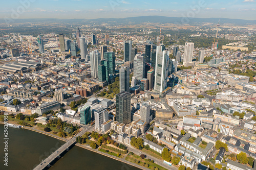 Frankfurter Innenstadt mit der Skyline als Luftbild aus S  den