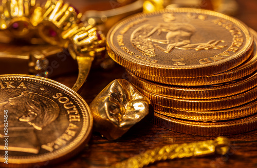 Altgold Krugerrand Zahngold goldmünzen goldschmuck nachlass Erbrecht altes Gold Erbschaft Gold erben Familienrecht Anlage Goldmünzen als Geschenk Goldbestand verkaufen Wertanlage einschmelzen Goldwert