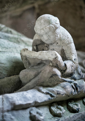 Statuette de moine lisant dans l'abbaye de Fontenay, France