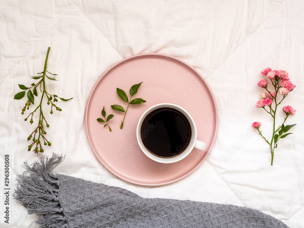 Poster, Print Eine Tasse Kaffee auf einem rosa Serviertablett auf einer weißen Bettdecke, Früh, 40x30 cm