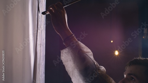 фотографія Artist designer draws an eagle on the wall