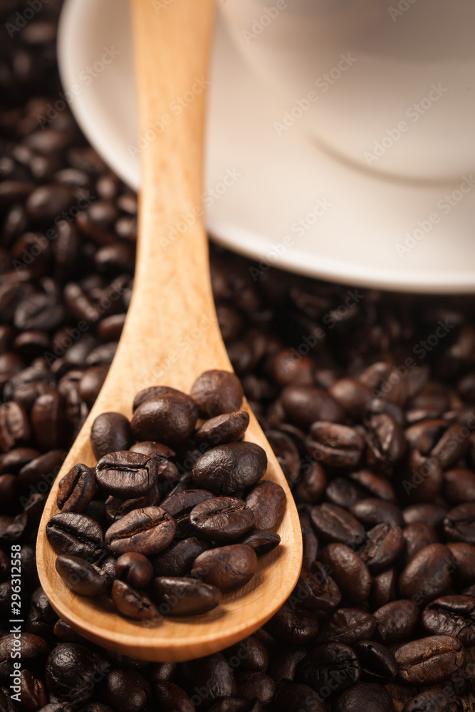 Fototapeta premium Close up coffee beans on wooden spoon