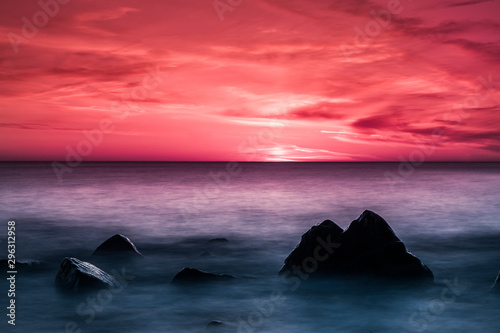 Farbenfroher Sonnenuntergang am Meer mit Horizont über dem Wasser