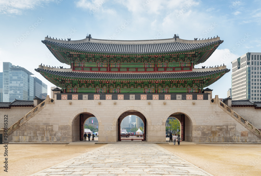 Fototapeta premium Scenic view of Gwanghwamun Gate in Seoul, South Korea